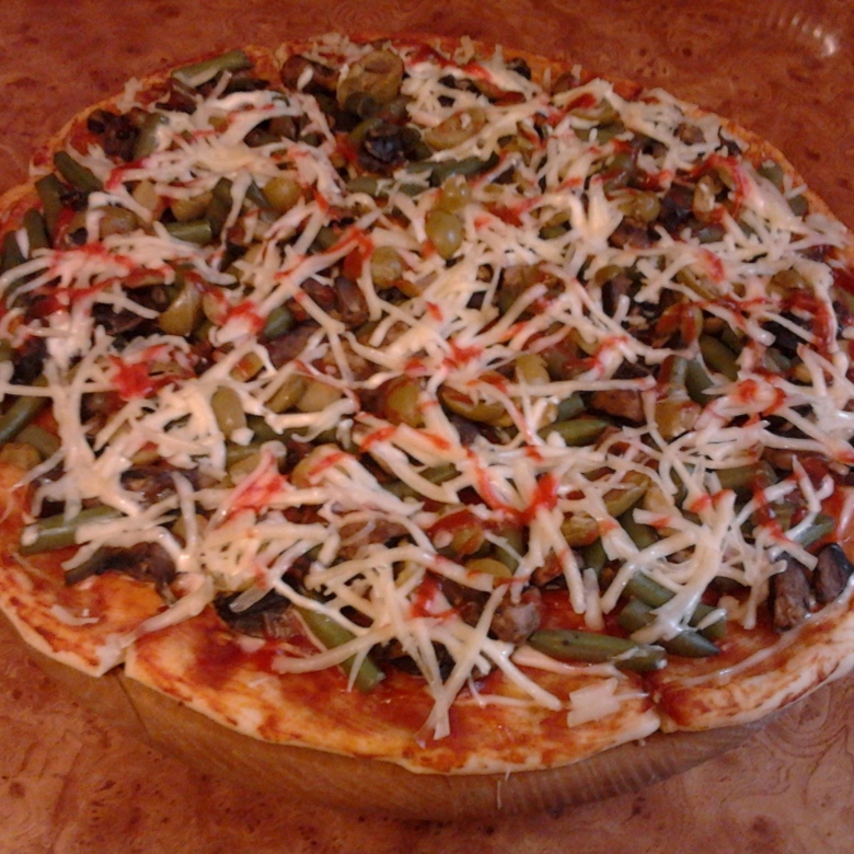 Пицца с колбасой, зеленой фасолью и оливками