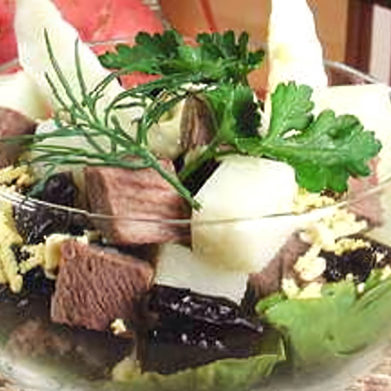 Праздничный салат с индейкой, ананасами и черносливом