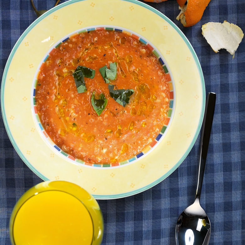 Суп с красной рыбой, томатами и сливками