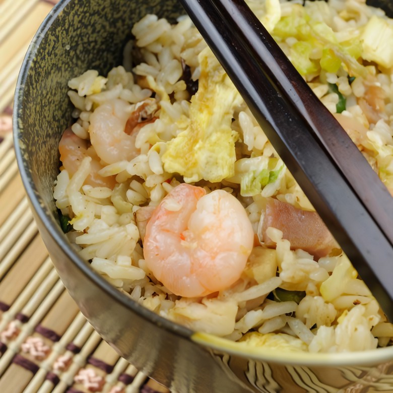 Рис с овощами, морепродуктами и яйцом