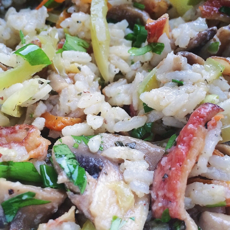 Рис с овощами в соусе табаско, зеленью и жареным беконом