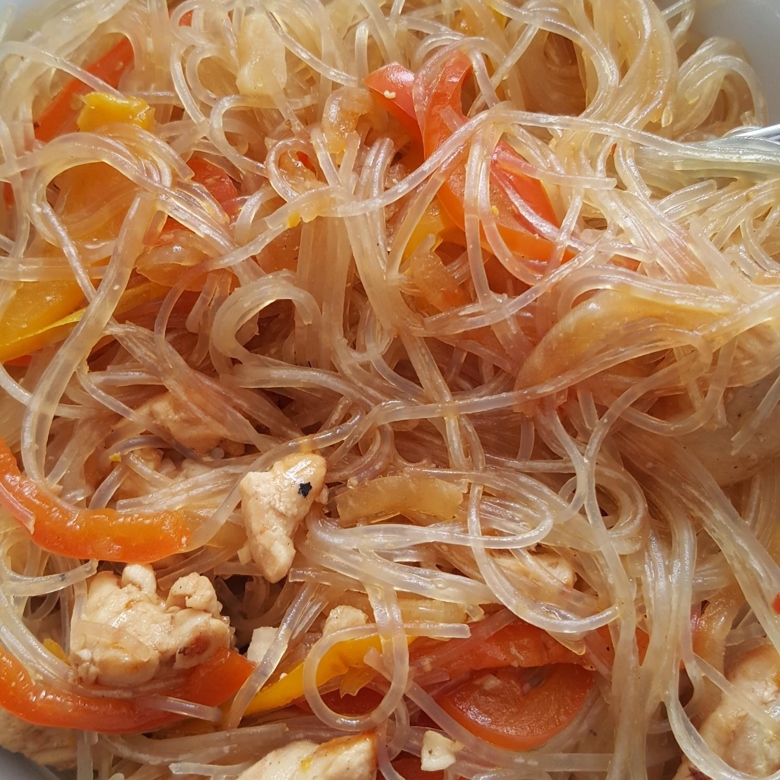 курица с рисовой лапшой и овощами в соевом соусе рецепт с фото по китайски | Дзен