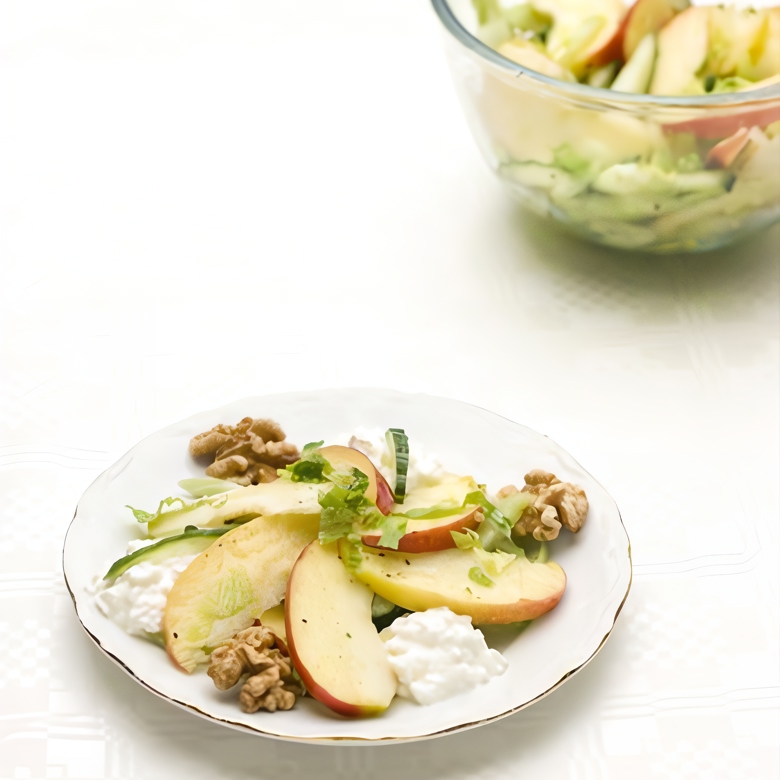 Салат из корешков сельдерея с грецкими орехами и яблоками