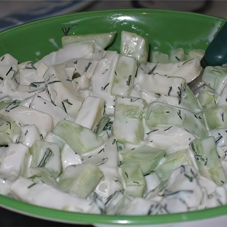 Салат из огурцов со взбитой сметаной
