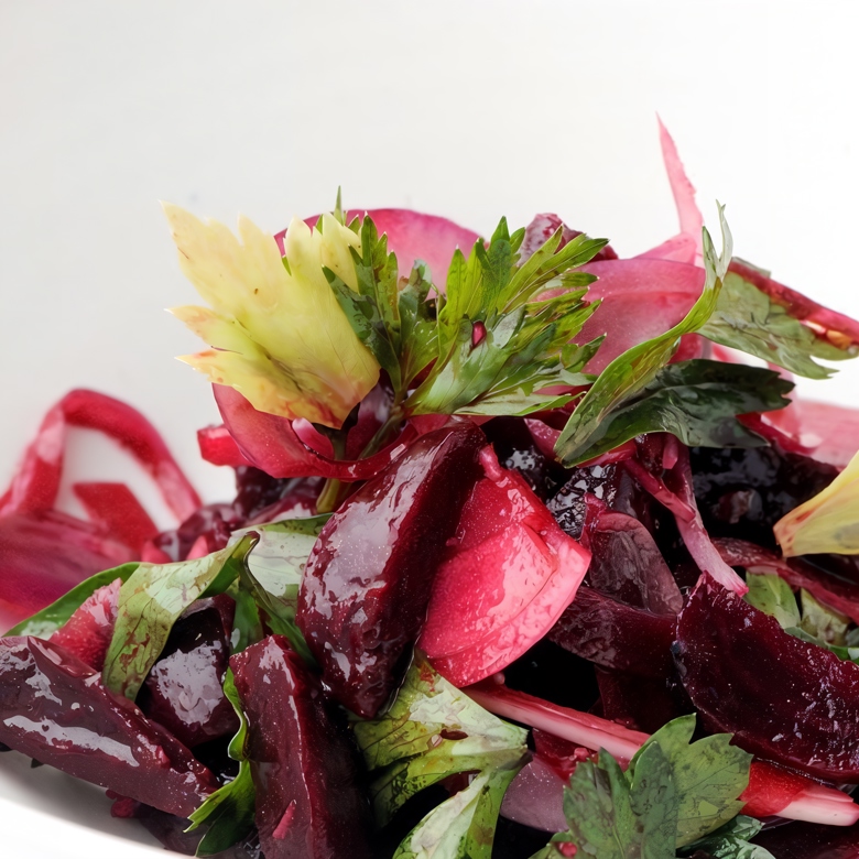 Салат из свеклы с красным луком и петрушкой