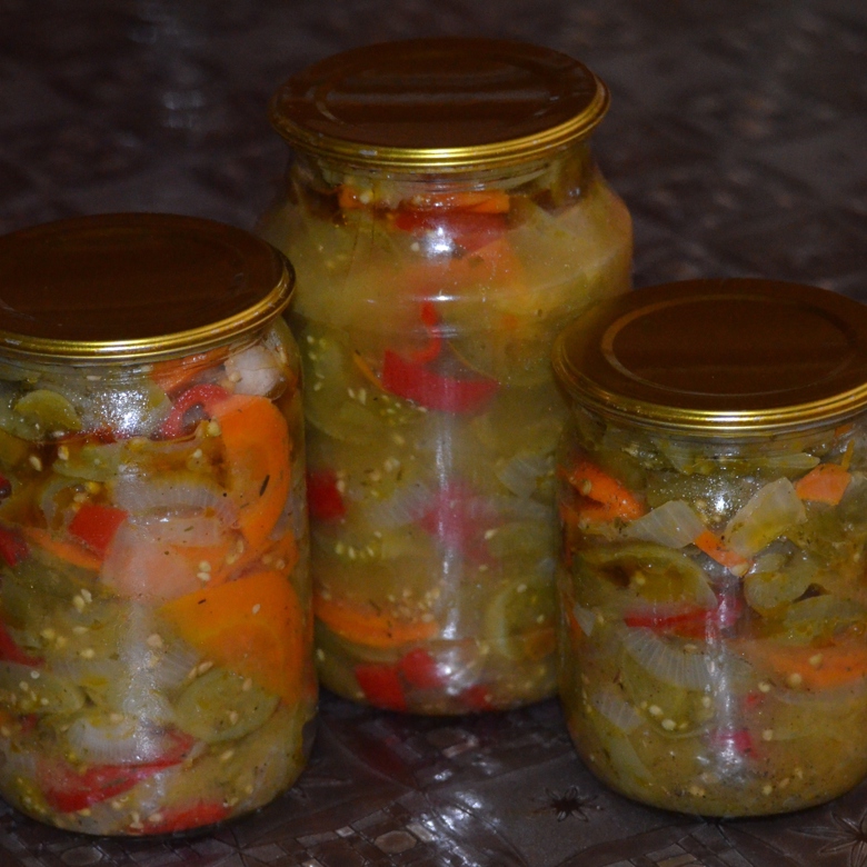 Ингредиенты для салата с зелёных помидор и перца и моркови