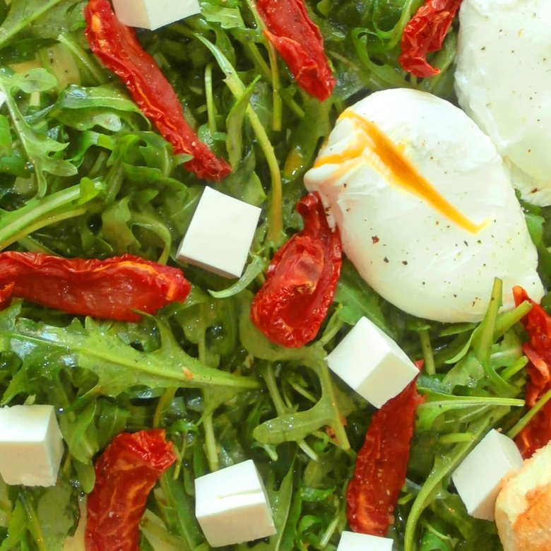 Салат с рукколой, яйцом-пашот и вялеными помидорами