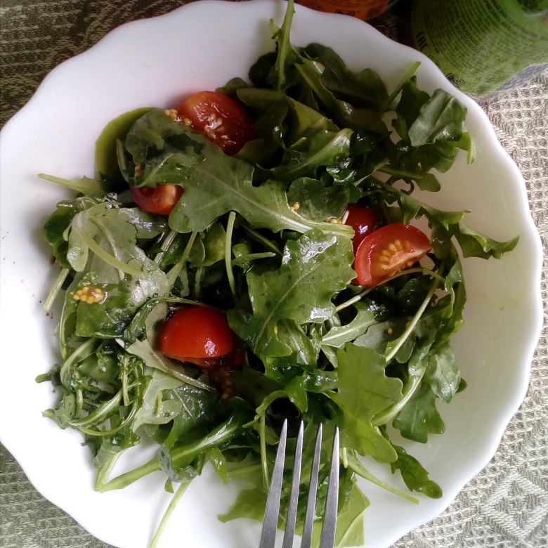 Салат с помидорами черри, кукурузой и оливками