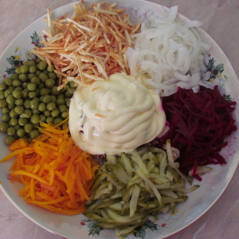 Салат с жареным картофелем, свеклой и мясом