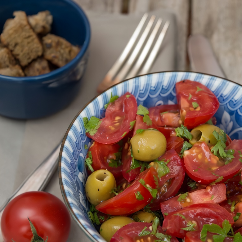 Салат с помидорами, брынзой, оливками и греческой заправкой