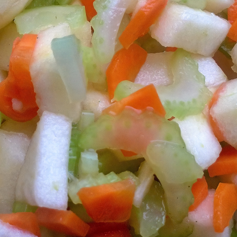 Сельдереевый салат с яблоком, морковью и мятой