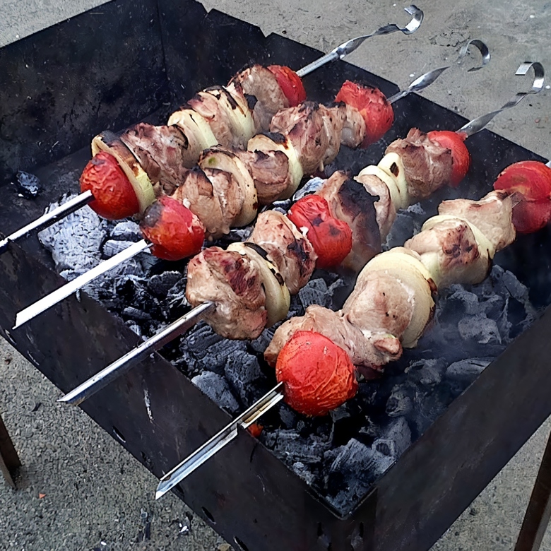 Шашлык из свинины, маринованной в помидорах, розмарине и луке