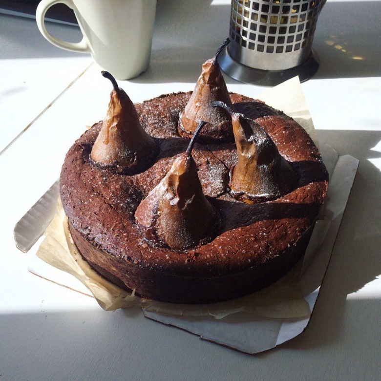 Шоколадный пирог-фондан с грушами и жидким центром