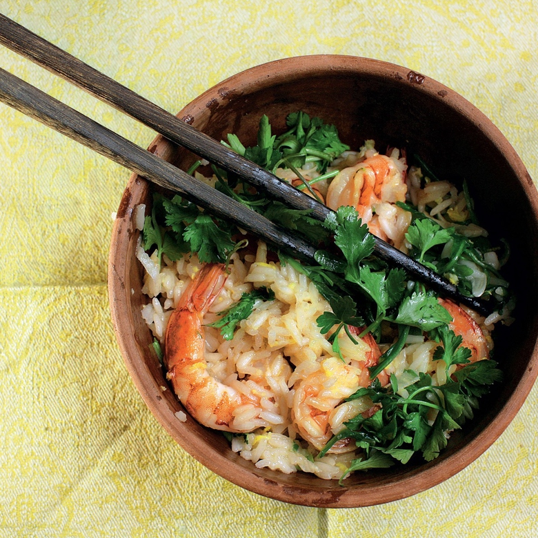 Рис с креветками, овощами и омлетом