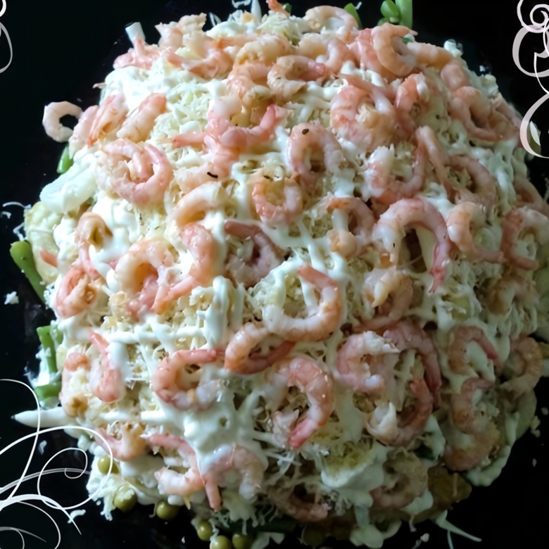 Слоеный салат из креветок, кальмаров и зеленой фасоли