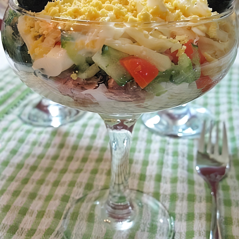 Слоеный салат с тунцом и сыром