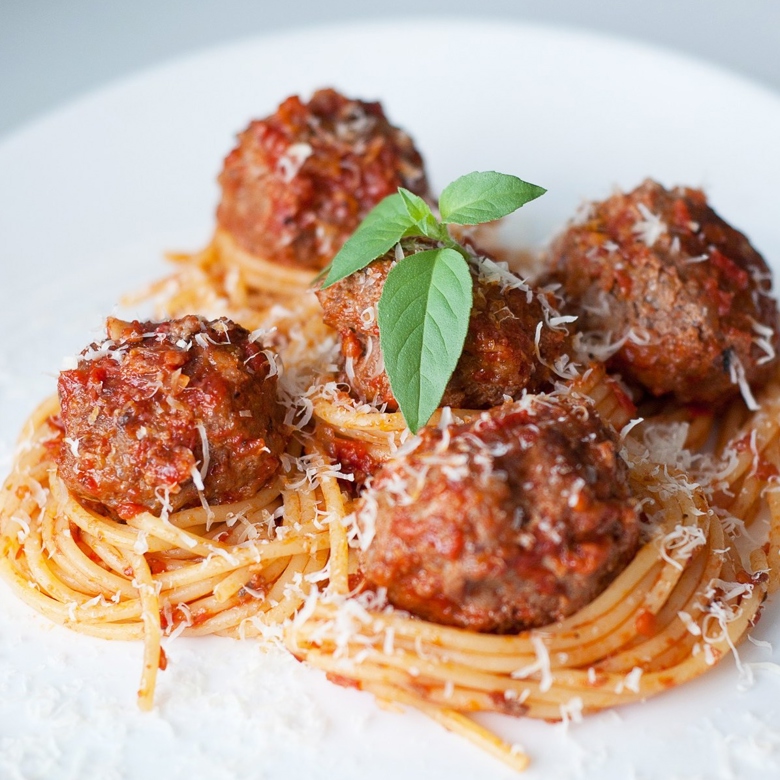 Спагетти с митболами