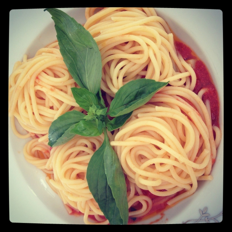 Спагетти с помидорами черри и базиликом