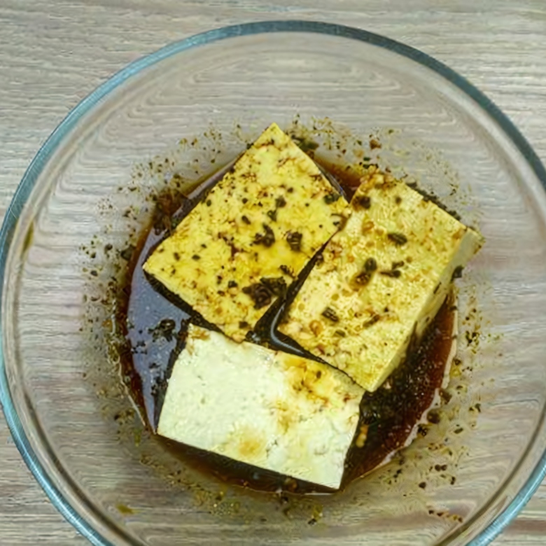 Тофу, маринованный в чесноке, кинзе и лимонном соке