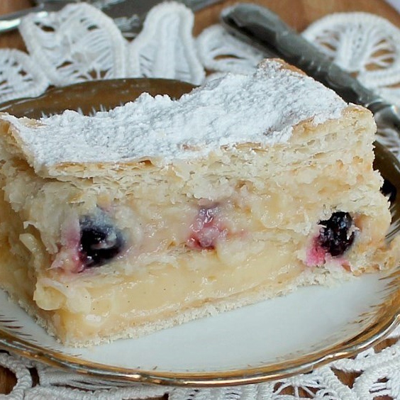 Слоеный вишневый пирог из бездрожжевого теста