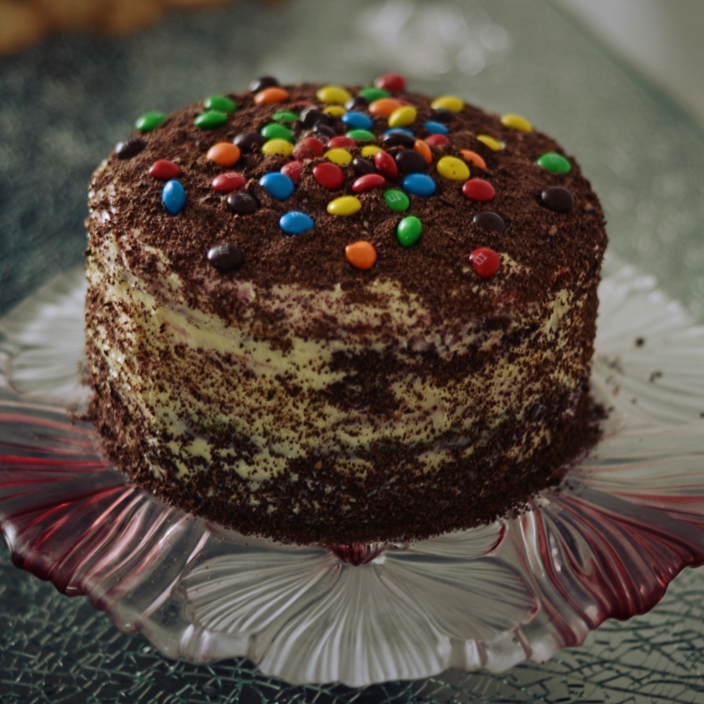 Торт Радуга с шоколадом и разноцветными конфетками