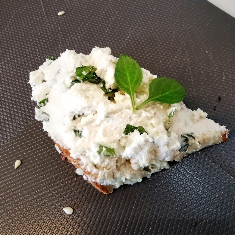 Творожный сыр с зеленым базиликом