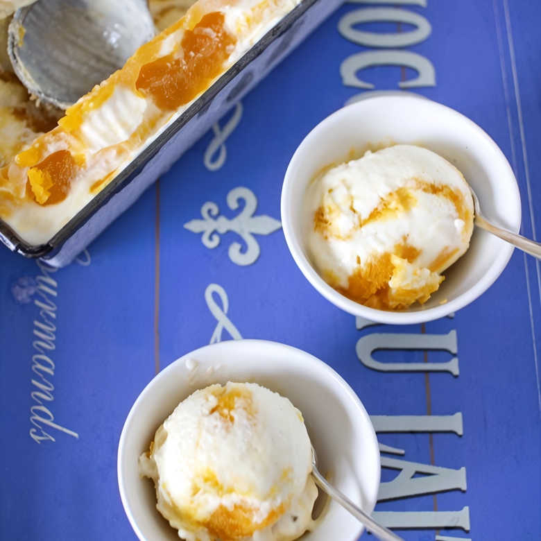 Ванильное мороженое с шафраново-манговой прослойкой