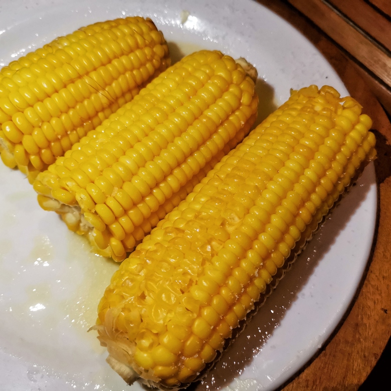 Вареная сливочная кукуруза с солью