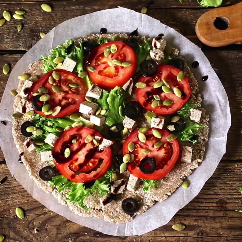 Вегетарианская пицца с коржом из пророщенной гречки и семенами подсолнечника