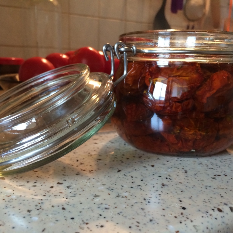 Вяленые помидоры в духовке с чесноком и тимьяном