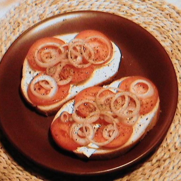 Закусочные бутерброды с помидором и луком