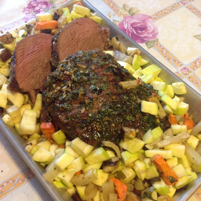 Запеченая говядина с лимонно-травяной корочкой и овощами