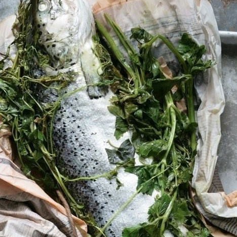 Запеченный на гриле лосось с зеленью