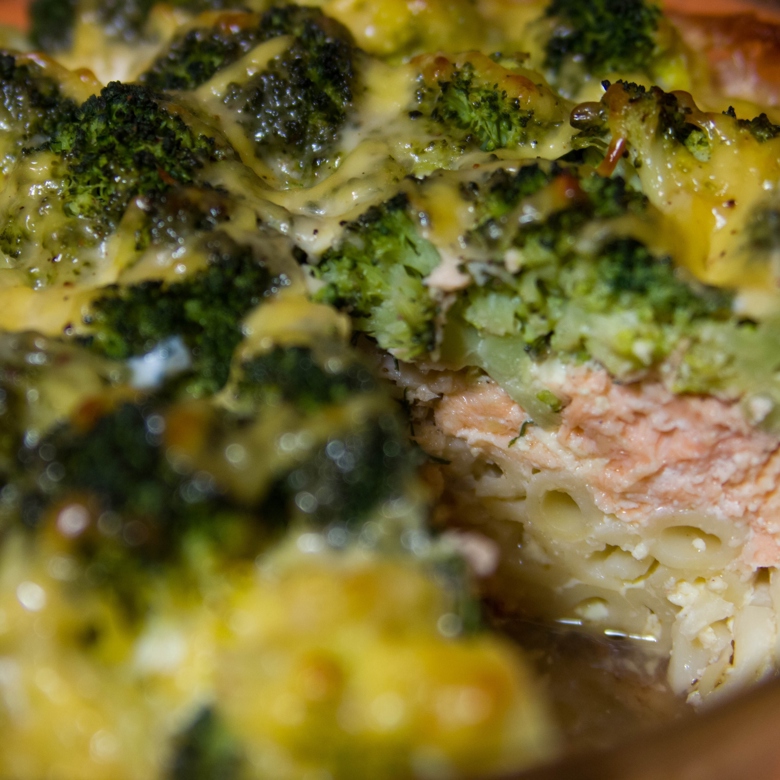 Запеканка из филе лосося с брокколи