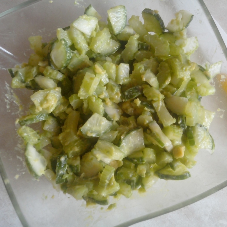 Зеленый весенний салат с заправкой из авокадо