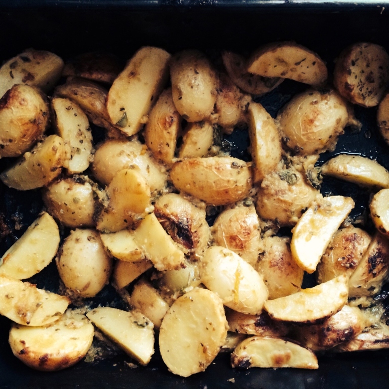 Жареный картофель в горчице, чесноке и орегано