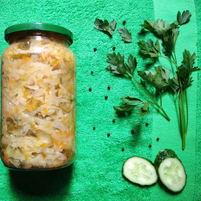 Зимний салат с сельдереем и болгарским перцем