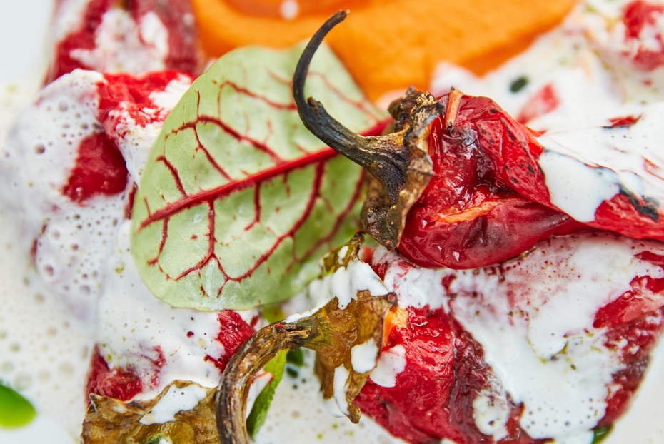 Фото рецепта Фаршированные перцы рамиро с растительным мясом, тахини и соусом ромеско