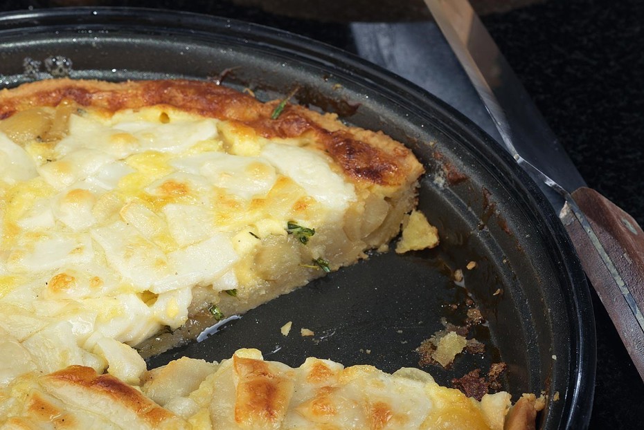 Фото рецепта Киш с карамелизованным чесноком и травами