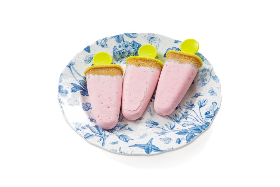 Фото рецепта Клубничное мороженое-чизкейк на палочке (popsicle)