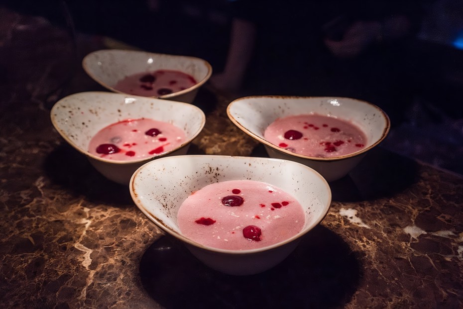 Фото рецепта Манная каша с кардамоном и вишней