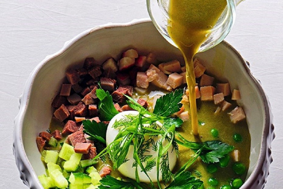 Фото рецепта Окрошка на квасе с языком и курицей