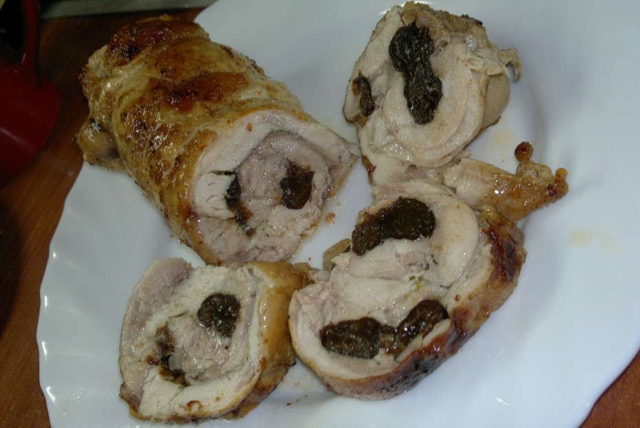 Фото рецепта Рулет из цыпленка корнишон с черносливом