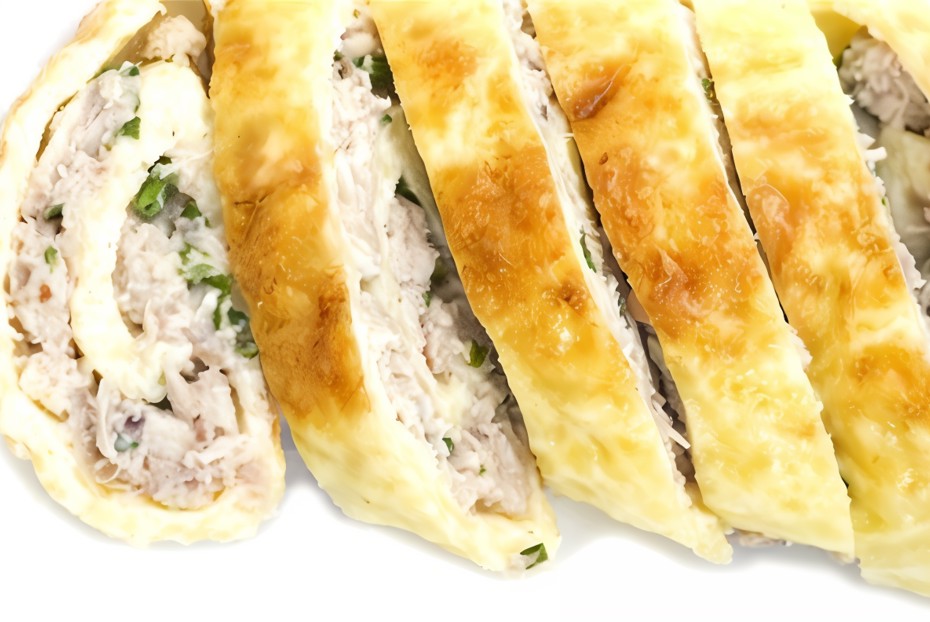 Фото рецепта Рулет из лаваша с курицей и сыром