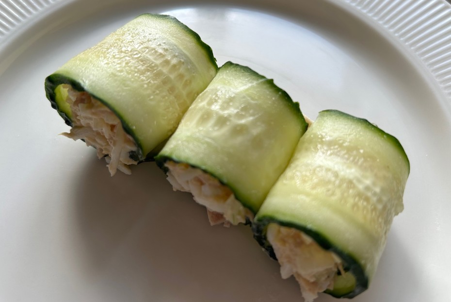 Фото рецепта Рулетики из огурца с тунцом