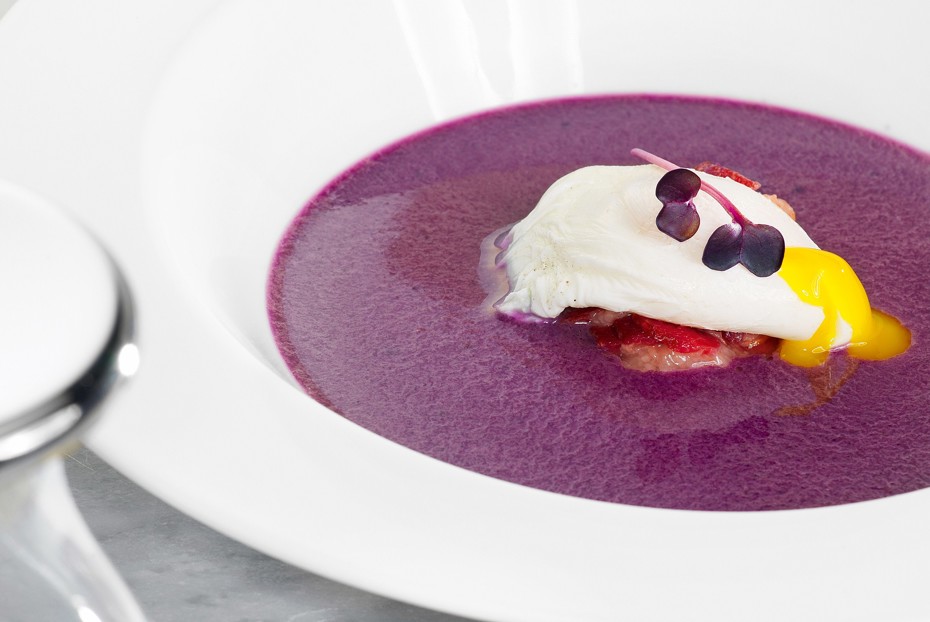 Фото рецепта Суп из краснокочанной капусты с яйцом пашот и копченой уткой