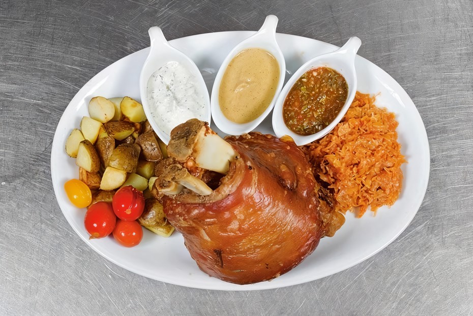 Фото рецепта Свиная рулька с тушеной капустой и картофелем