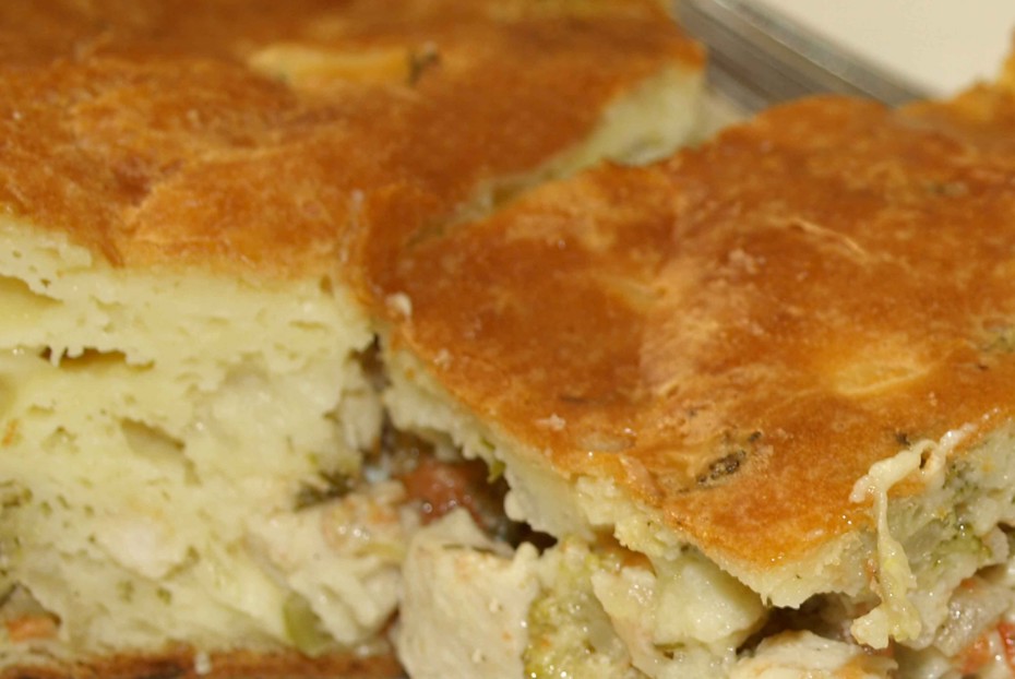 Фото рецепта Заливной пирог с курицей и брокколи