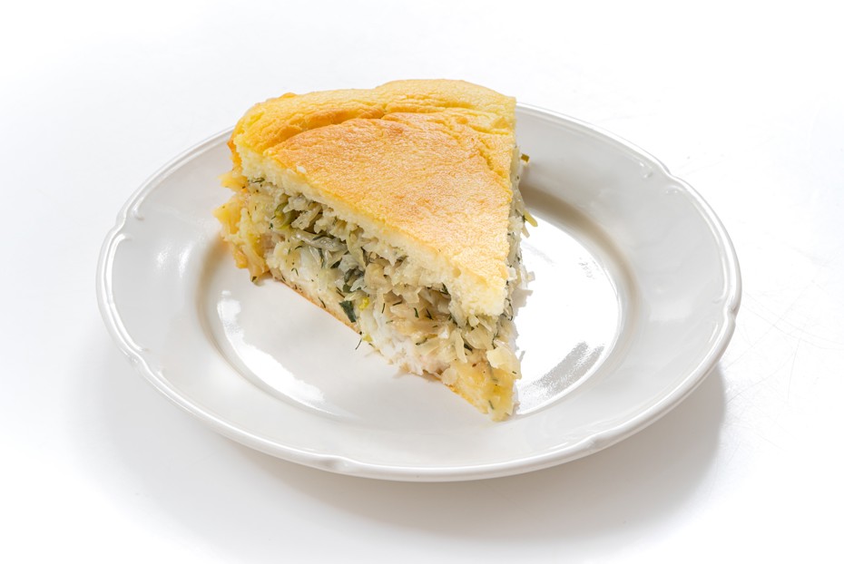 Фото рецепта Заливной пирог на кефире с рыбой и капустой