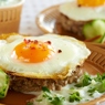 Фотография рецепта Бифштекс из говядины с яйцом с огуречнойогуртовым соусом автор iCook